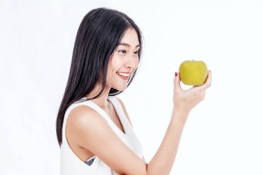 güzel bir kadın tutarak elma