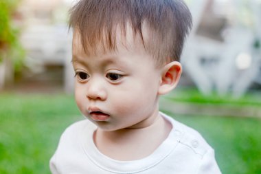 Asya bebek çocuk bak parkta bir yerde