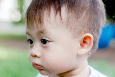 Asya bebek çocuk bak parkta bir yerde