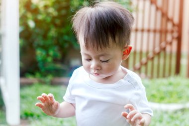 Asya bebek çocuk bak parkta bir yerde