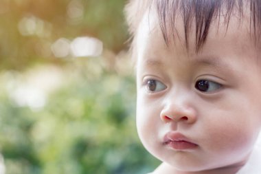 Parktaki Asyalı bebek.