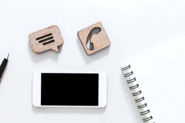 Müşteri Destek Servisi smartphone ile masaya