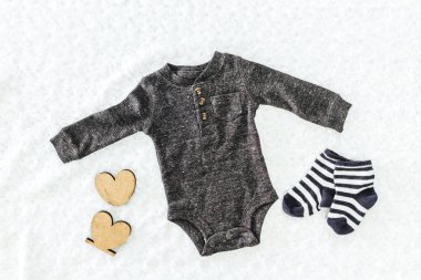 Bir bebek için giyim 