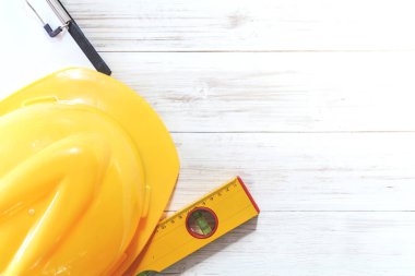 İnşaat araçları ile kask Emanet ahşap arka plan üzerinde