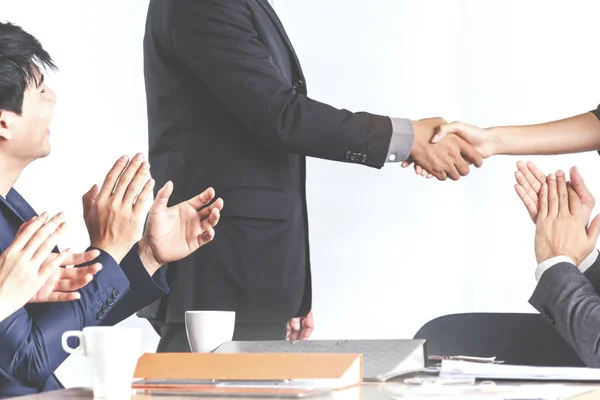 Geschäftsleute Klatschen Der Sitzung Die Hände — Stockfoto