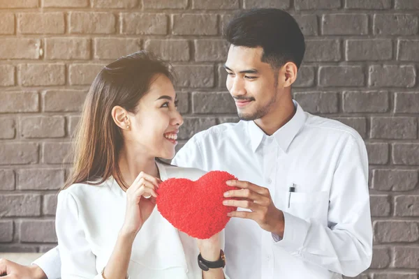 Hombre Mujer Sosteniendo Corazón Rojo Concepto Amor — Foto de Stock