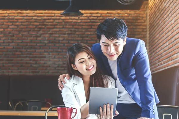 Coppia Giovane Che Utilizza Tablet Caffetteria — Foto Stock