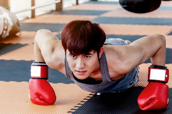 Boks eldivenleri ile sportman