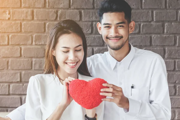 Hombre Mujer Sosteniendo Corazón Rojo Concepto Amor — Foto de Stock