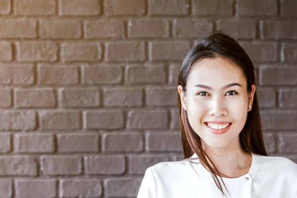 Junge Lächelnde Asiatische Frau — Stockfoto