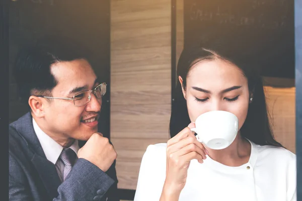 Pareja Feliz Tomando Café Cafetería — Foto de Stock