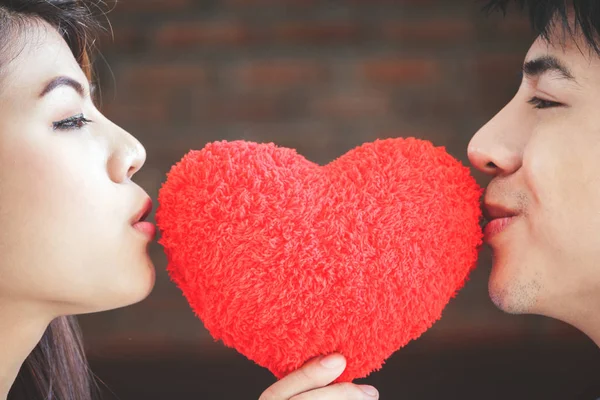 Hombre Mujer Sosteniendo Corazón Rojo Concepto Amor —  Fotos de Stock