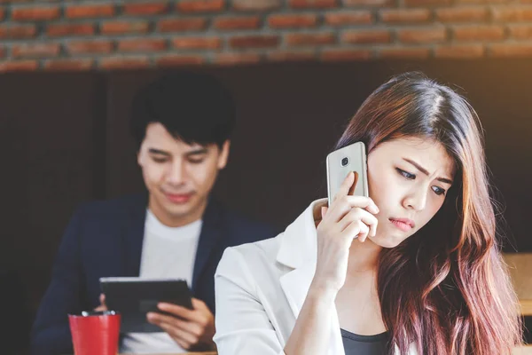 Geschäftsfrau Nutzt Smartphone Café — Stockfoto