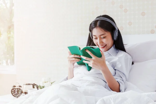 Junge Hübsche Asiatische Frau Liest Buch Auf Bett — Stockfoto