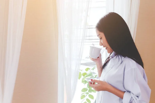 Mujer Bebiendo Café Dormitorio —  Fotos de Stock