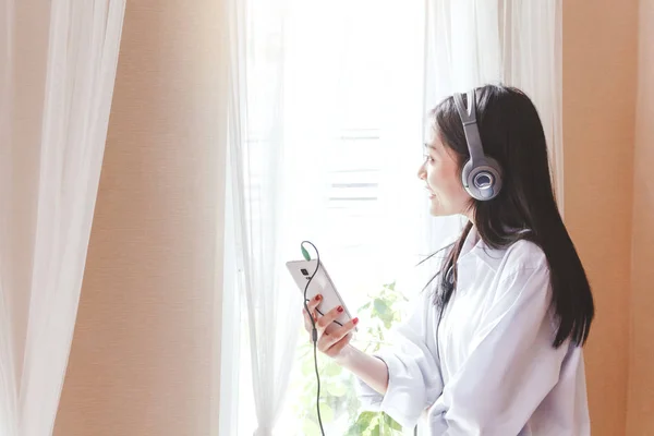 Mujer Escuchando Música Con Auriculares —  Fotos de Stock