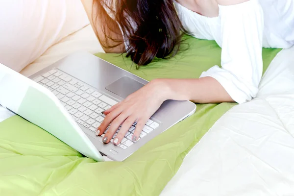 Mujer Usando Ordenador Portátil Cama Casa —  Fotos de Stock