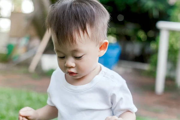公園のどこかでアジアの赤ちゃん男の子見て — ストック写真