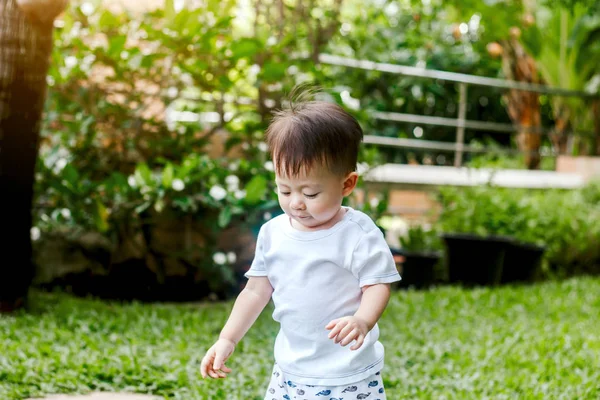 Asya bebek çocuk bak parkta bir yerde