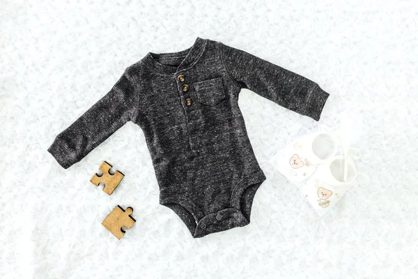 Bir bebek için giyim 