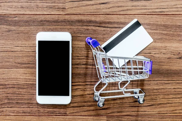 Smartphone Med Shopping Korg Och Kredit Kort Trä Bakgrund Online — Stockfoto