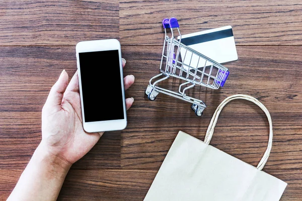 Smartphone Com Cesta Compras Cartão Crédito Fundo Madeira Conceito Compras — Fotografia de Stock