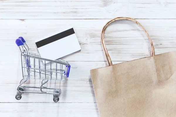 Varukorgen Och Kreditkort Trä Bakgrund Online Shopping Koncept — Stockfoto