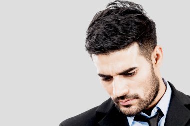 gri zemin üzerine yakışıklı bir adam portresi