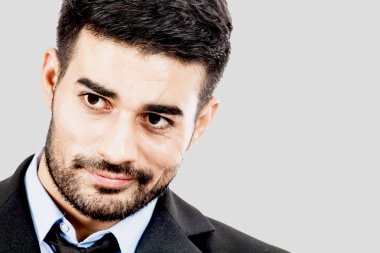 gülümseyen yakışıklı bir adam portresi 