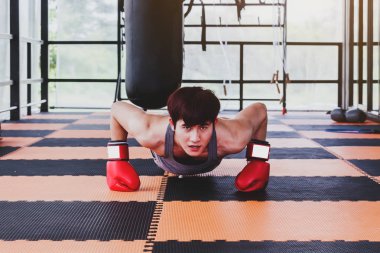 Boks eldivenleri ile sportman