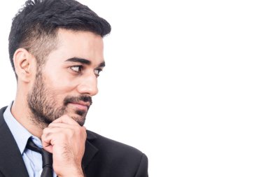 Beyaz arka plan üzerinde izole kopya alanı ile gülümseyen yakışıklı adam portresi