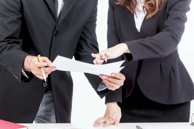 İki iş ortağı birlikte ofiste çalışan görüntü