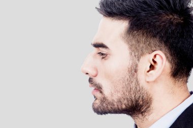 gri zemin üzerine yakışıklı bir adam portresi