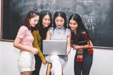 Sınıf içinde laptop ile kullanan öğrenciler öğretim öğretmen