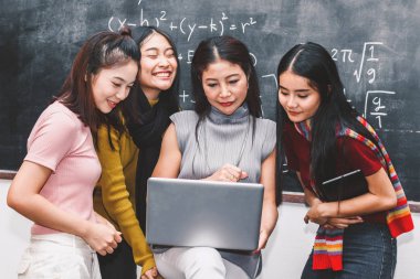 Sınıf içinde laptop ile kullanan öğrenciler öğretim öğretmen