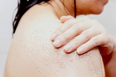 Bodur banyoda kullanan kadın 