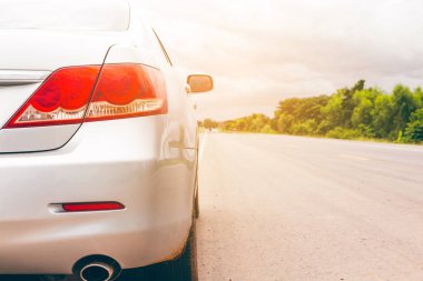 Gümüş renkli araba yolda otopark