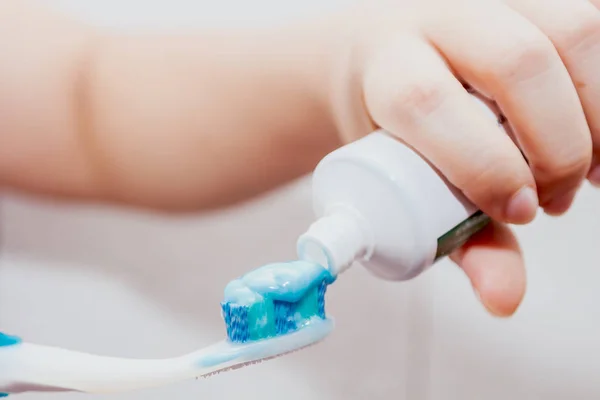 Mano Mujer Aplicando Pasta Dientes Cepillo Dientes — Foto de Stock