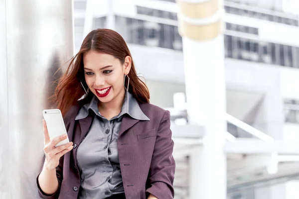 Porträtt Affärskvinna Med Smartphone — Stockfoto