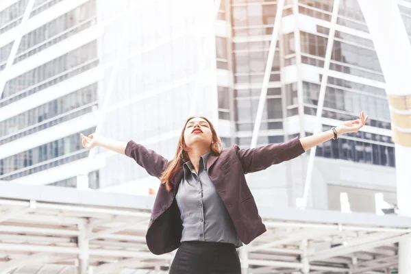 Mutlu başarılı iş kadını silah ile açıldı 