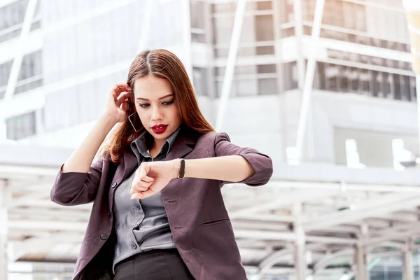 Mujer Negocios Mirando Reloj Edificio Oficinas —  Fotos de Stock