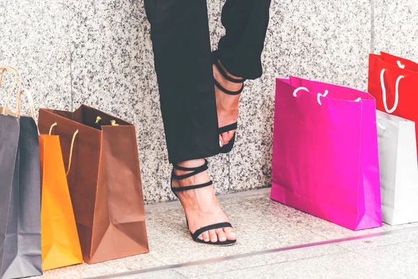 通りでショッピング バッグを持つ女性の足 — ストック写真
