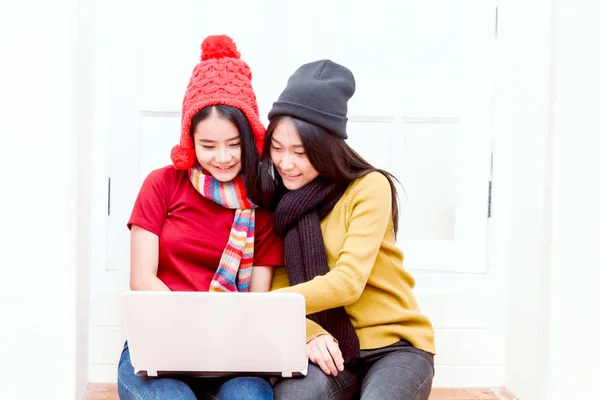 Jonge Vrouwelijke College Vrienden Met Behulp Van Laptopcomputer — Stockfoto