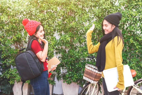 Studente Donna Salutando Con Sua Amica Nel Parco Amicizia Insieme — Foto Stock