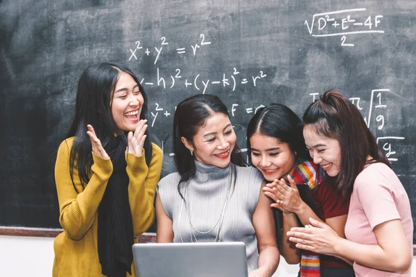 Lehrer Unterrichtet Schüler Mit Laptop Klassenzimmer — Stockfoto