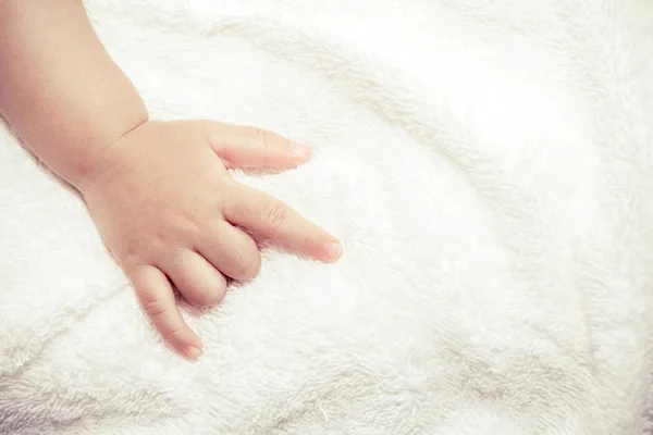 ベッドの上の赤ちゃんの手 — ストック写真