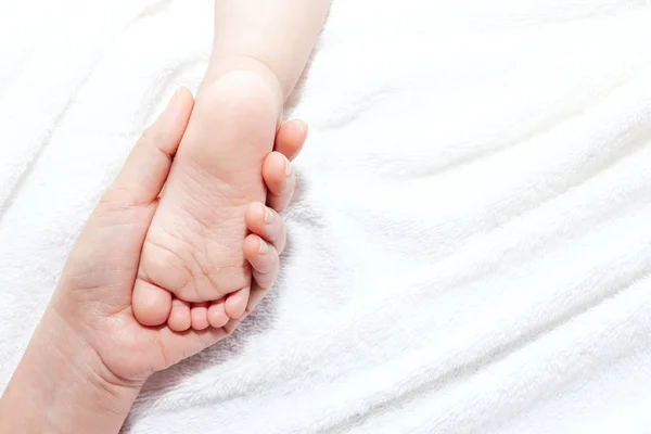 Pés Bebê Mãos Mãe — Fotografia de Stock