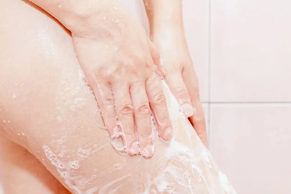 Frauen Duschen Mit Seife Badezimmer — Stockfoto