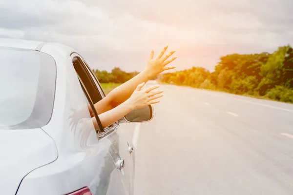 Hand Van Vrouw Auto Ontspannen Gelukkig Reiziger Weg — Stockfoto