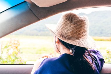 Kadın dağ arka plan ile arabada pencereden rahatlatıcı